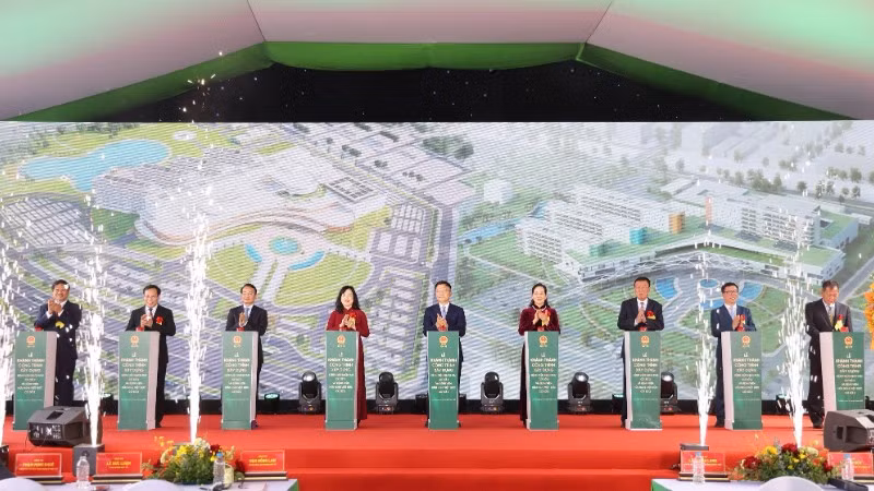 Các đại biểu bấm nút khánh thành phần xây dựng công trình Bệnh viện Bạch Mai cơ sở 2 và Bệnh viện Hữu nghị Việt Đức cơ sở 2.