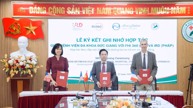 Đại diện Bệnh viện đa khoa Đức Giang (giữa) ký kết biên bản ghi nhớ cùng FHI360 và IRD.