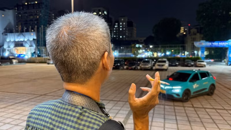 Tỷ lệ nam giới trưởng thành ở Việt Nam hút thuốc còn khá cao.