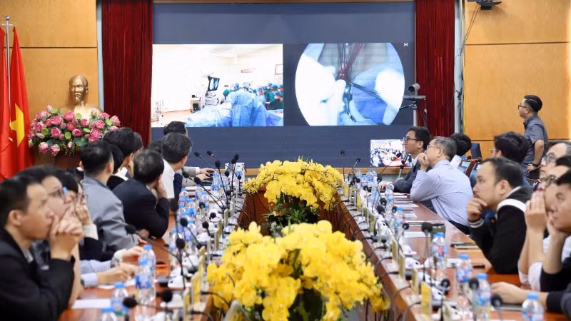 Các chuyên gia trong nước và quốc tế cùng trao đổi, chia sẻ các vấn đề chuyên môn liên quan phẫu thuật vNOTES.