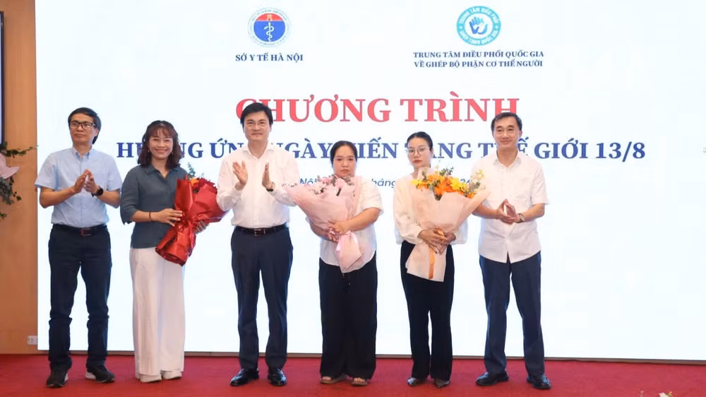 Đại diện lãnh đạo Bộ Y tế, Sở Y tế Hà Nội và Trung tâm điều phối quốc gia về ghép bộ phận cơ thể người tặng hoa tri ân gia đình người hiến tạng. (Ảnh: CƯƠNG QUYẾT)