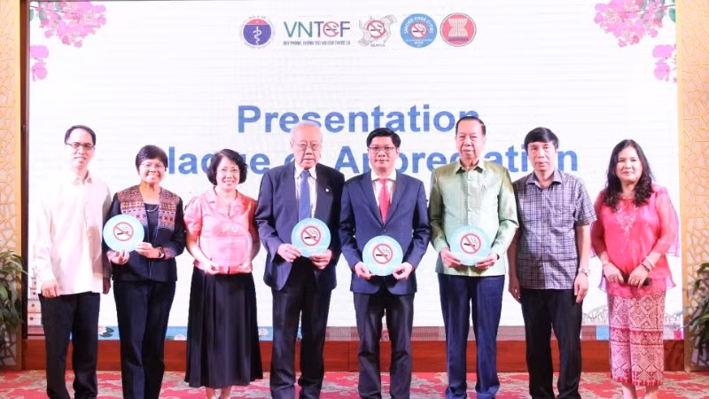 Các đại biểu tham dự Hội nghị cam kết xây dựng môi trường du lịch không khói thuốc lá.