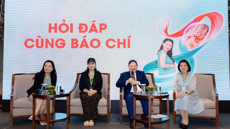 Các chuyên gia tọa đàm trao đổi các nội dung với đại diện các cơ quan báo chí. (Ảnh: PV)