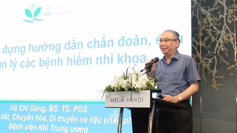 Phó Giáo sư, Tiến sĩ Vũ Chí Dũng Trung tâm Nội tiết, chuyển hoá, Di truyền và liệu pháp phân tử (Bệnh viện Nhi Trung ương) trao đổi về kế hoạch xây dựng hướng dẫn chẩn đoán, điều trị và quản lý bệnh hiếm nhi khoa.