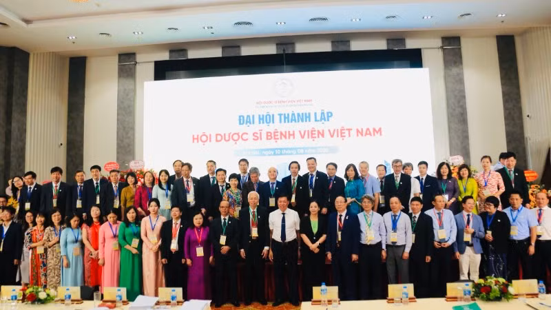 Ban chấp hành Hội Dược sĩ Bệnh viện Việt Nam và các đại biểu dự Đại hội