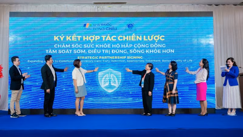 Hội Hen-Dị ứng-Miễn dịch lâm sàng Thành phố Hồ Chí Minh và Long Châu chính thức hợp tác trong chăm sóc sức khỏe hô hấp cộng đồng.