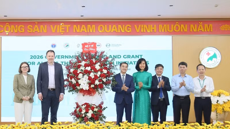 Thứ trưởng Bộ Y tế Trần Văn Thuấn (thứ 5 từ phải qua trái) chúc mừng đại diện Chính phủ Ireland và các đơn vị.
