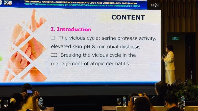 Báo cáo viên trình bày tại hội nghị.