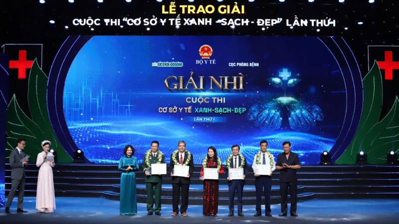 Lãnh đạo Bộ Y tế trao chứng nhận và biểu trưng cho các đơn vị đạt giải Nhì. toi-7-2-9664.jpg