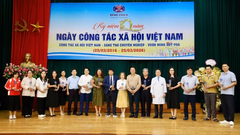 Tặng cúp tri ân các nhà hảo tâm đã có nhiều đóng góp hỗ trợ bệnh nhân ung thư.