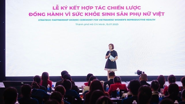 Đại diện hệ thống nhà thuốc Long Châu trao đổi tại lễ ký kết ky-ket-2-7037.jpg