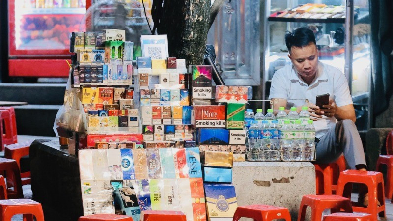Thuốc lá ở Việt Nam khá rẻ và dễ tiếp cận.