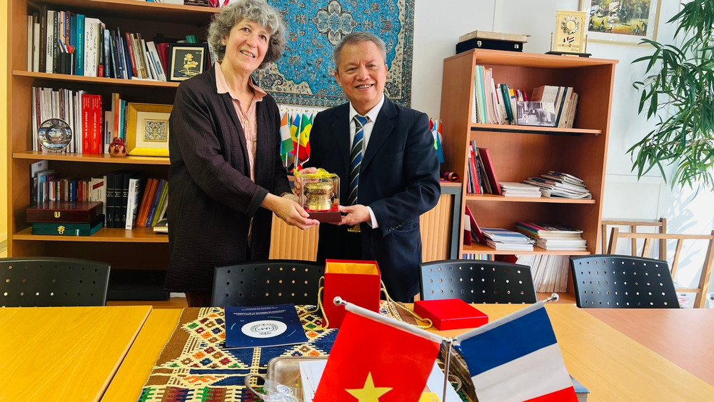 TS. Florence VEBER, Giám đốc Hợp tác Quốc tế của AP-HP trao đổi với Giáo sư, tiến sĩ Lê Ngọc Thành (bên phải) và đoàn công tác.