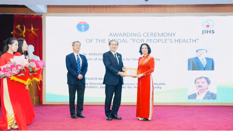 Phó Giáo sư, Tiến sĩ Nguyễn Thị Liên Hương, Thứ trưởng Y tế trao Kỷ niệm chương “Vì sức khỏe nhân dân” tặng chuyên gia của JIHS.