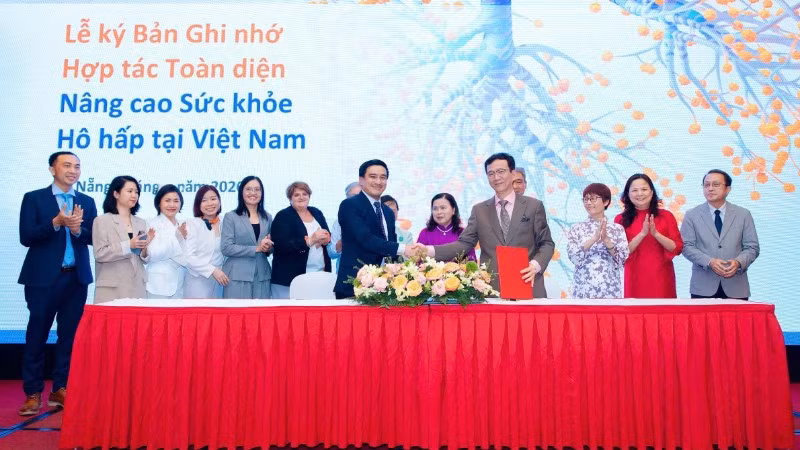 Đại diện Hội Hô hấp Việt Nam và Công ty trách nhiệm hữu hạn Dược phẩm GSK Việt Nam đã ký Bản ghi nhớ.