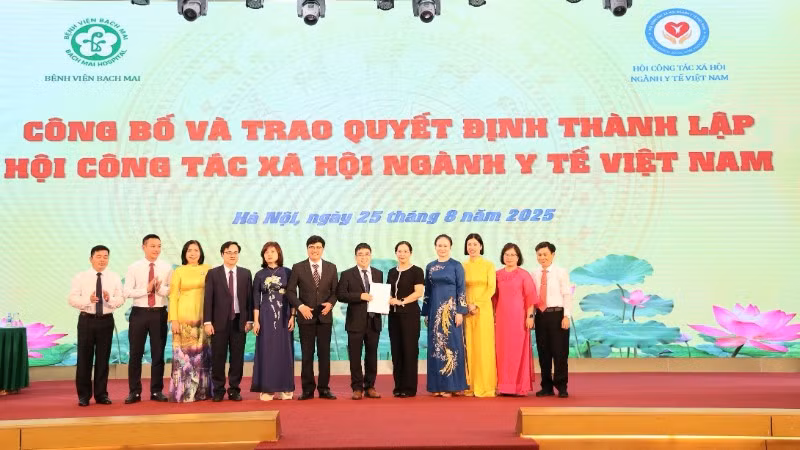 Đại diện Bộ Nội vụ trao quyết định thành lập Hội Công tác xã hội ngành y tế Việt Nam.