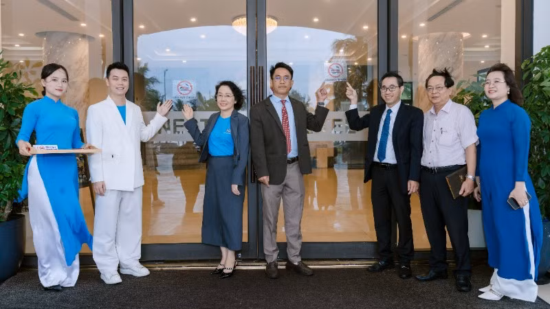 Dán biển cấm hút thuốc tại các nhà hàng, khách sạn trên địa bàn thành phố Đà Nẵng.