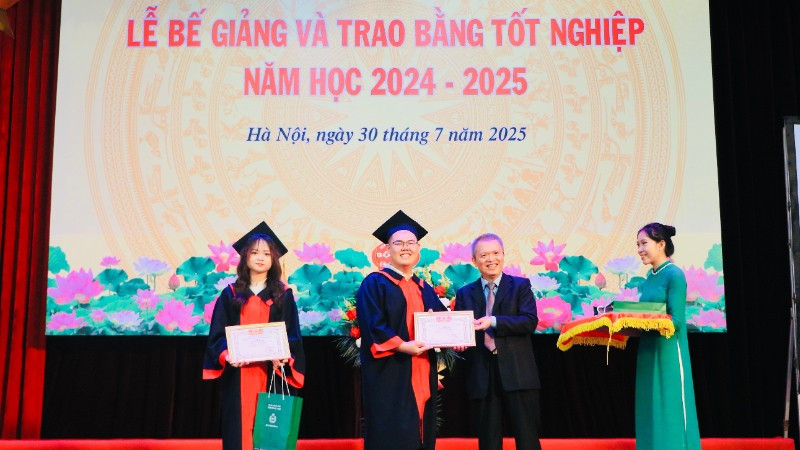Tặng Bằng khen cho sinh viên xuất sắc. 112-6183.jpg