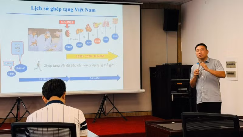 Tiến sĩ Phạm Gia Anh, Phó Giám đốc Trung tâm Điều phối ghép tạng quốc gia báo cáo về lịch sử hình thành và phát triển ghép tạng tại Việt Nam. 