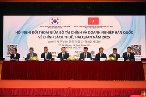 Lãnh đạo Bộ Tài chính, Đại sứ Hàn Quốc và các đại biểu Hàn Quốc cùng đại diện lãnh đạo các đơn vị thuộc Bộ Tài chính Việt Nam tại bàn chủ trì hội nghị