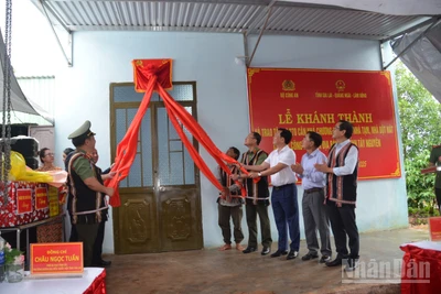 Mỗi căn nhà được trao là một món quà quý giá góp phần hiện thực hóa giấc mơ an cư cho bà con nghèo.