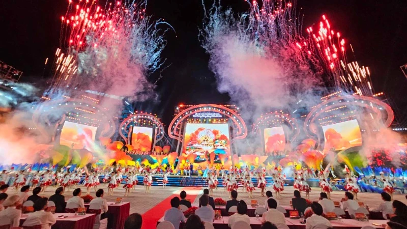 Lễ hội Hoa phượng đỏ gắn với kỷ niệm Ngày Giải phóng Hải Phòng.
