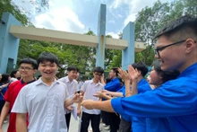 Thí sinh phấn khởi sau khi hoàn thành tốt bài thi môn Toán trong kỳ thi tuyển sinh lớp 10 công lập sáng 8/6.