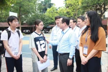 Giám đốc Sở Giáo dục và Đào tạo Hà Nội thăm hỏi, động viên các thí sinh dự thi vào lớp 10 tại điểm thi Trường trung học phổ thông Yên Hòa.