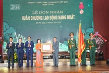 Lãnh đạo quận Tây Hồ đón nhận Huân chương Lao động Hạng Nhất.