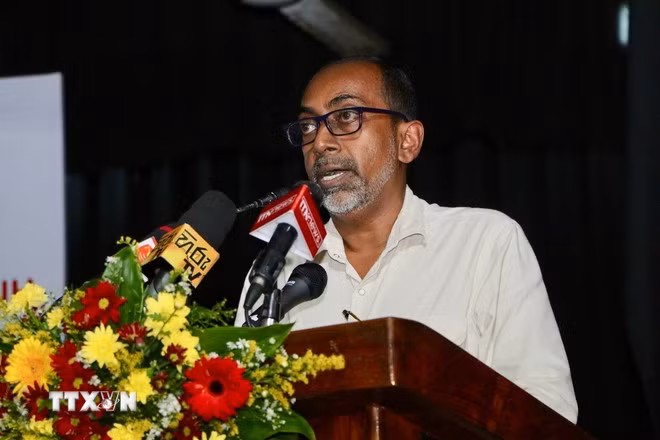 Bộ trưởng Phật giáo, Tôn giáo và Văn hóa Lanka Hiniduma Sunil Senevi phát biểu ca ngợi đóng góp của Chủ tịch Hồ Chí Minh cho Việt Nam và Sri Lanka. (Ảnh: Đại sứ quán Việt Nam tại Sri Lanka/TTXVN phát)