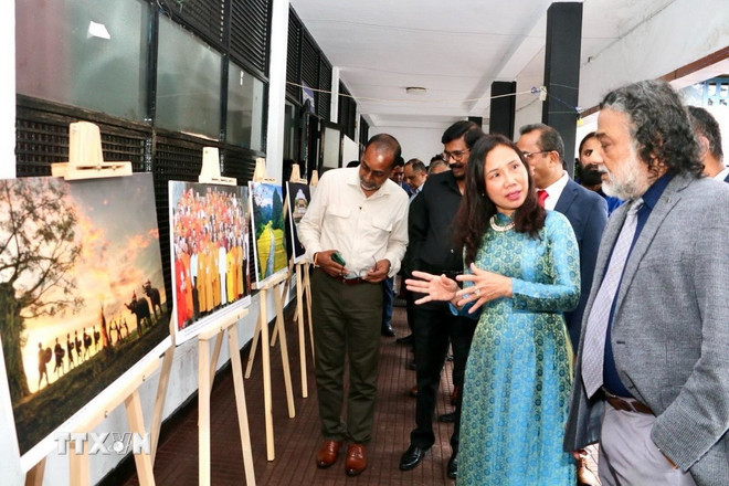 Đại sứ Trịnh Thị Tâm giới thiệu các bức ảnh về đất nước, con người Việt Nam. (Ảnh: Đại sứ quán Việt Nam tại Sri Lanka/TTXVN phát) Đại sứ Trịnh Thị Tâm giới thiệu các bức ảnh về đất nước, con người Việt Nam. (Ảnh: Đại sứ quán Việt Nam tại Sri Lanka/TTXVN phát)