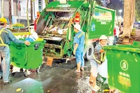 Đội thu gom, vận chuyển rác làm việc ngay cả những lúc trời mưa gió.