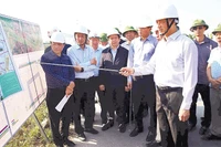 Đồng chí Nguyễn Duy Ngọc, Bí thư Thành ủy Hà Nội, kiểm tra tiến độ dự án đường Vành đai 4-Vùng Thủ đô tại tỉnh Hưng Yên.