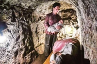 Bên trong địa đạo Vịnh Mốc, bóng đèn điện sẽ được thay thế bằng đèn bão để tái hiện lịch sử.