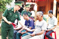 Cán bộ, chiến sĩ Đồn Biên phòng Đắk Ơ tuyên truyền, vận động nhân dân trên tuyến biên giới tỉnh Đồng Nai chấp hành nghiêm quy chế biên giới.