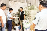 Lực lượng Quản lý thị trường Thành phố Hồ Chí Minh phát hiện nhiều thực phẩm, bánh kẹo không rõ nguồn gốc, xuất xứ.