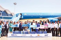 Lãnh đạo tỉnh, ngành du lịch Khánh Hòa đón khách du lịch nước ngoài tại Cảng hàng không quốc tế Cam Ranh.