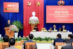 Đồng chí Phan Đình Trạc phát biểu ý kiến tại Hội nghị tiếp xúc cử tri phường Cam Ly-Đà Lạt.