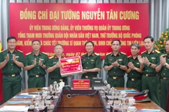 Đại tướng Nguyễn Tân Cương tặng quà và chúc Tết Trường Sĩ quan Thông tin.