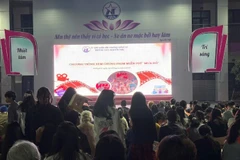 Hơn 400 người có mặt tại Trường trung học cơ sở Nguyễn Trãi để xem phim Mưa đỏ. (Ảnh: HÀ NHUNG)