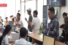 [Video] Báo cáo Bộ Chính trị về chế độ, tiền lương của cán bộ, công chức, viên chức