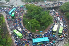 Khu vực quanh cầu Chương Dương thường xuyên xảy ra ùn tắc vào giờ cao điểm 1 tuần qua.