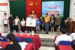 [Video] Hà Nội: Trao thẻ BHYT tới tay học sinh có hoàn cảnh đặc biệt