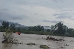 [Video] Quân đội kịp thời cứu người dân bị cô lập giữa dòng nước lũ 