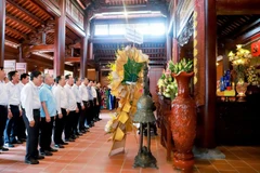 Đồng chí Lê Minh Hưng, Ủy viên Bộ Chính trị, Bí thư Trung ương Đảng, Trưởng Ban Tổ chức Trung ương và đoàn đại biểu dâng hoa, dâng hương tưởng niệm cố Tổng Bí thư Lê Hồng Phong.