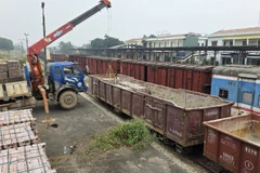 Tổng công ty Đường sắt Việt Nam tổ chức vận chuyển miễn phí 1 triệu viên gạch từ miền bắc vào miền trung, phục vụ việc xây dựng và sửa chữa nhà cho người dân bị ảnh hưởng mưa lũ.