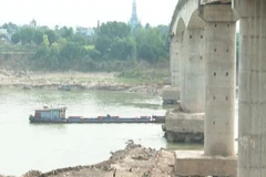 [Video] Trụ cầu sông Lô, Phú Thọ bị hư hỏng nặng