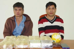 Hai đối tượng cùng tang vật khi bị Bộ đội Biên phòng Điện Biên bắt giữ tại địa phận mốc quốc giới 83, trên tuyến biên giới Việt-Lào.