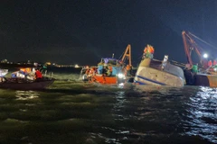 Lực lượng chức năng cứu hộ tàu chìm tại Vịnh Hạ Long. (Ảnh: Quang Thọ)