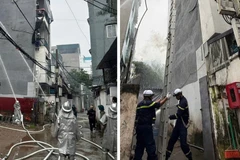 Lực lượng chức năng chữa cháy nhà trong ngách sâu ngõ hẹp. (Ảnh: Công an thành phố Hà Nội )